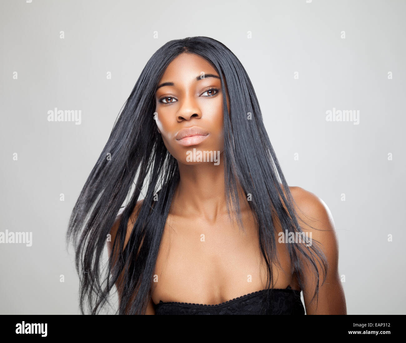 Belle femme noire avec de longs cheveux raides Banque D'Images