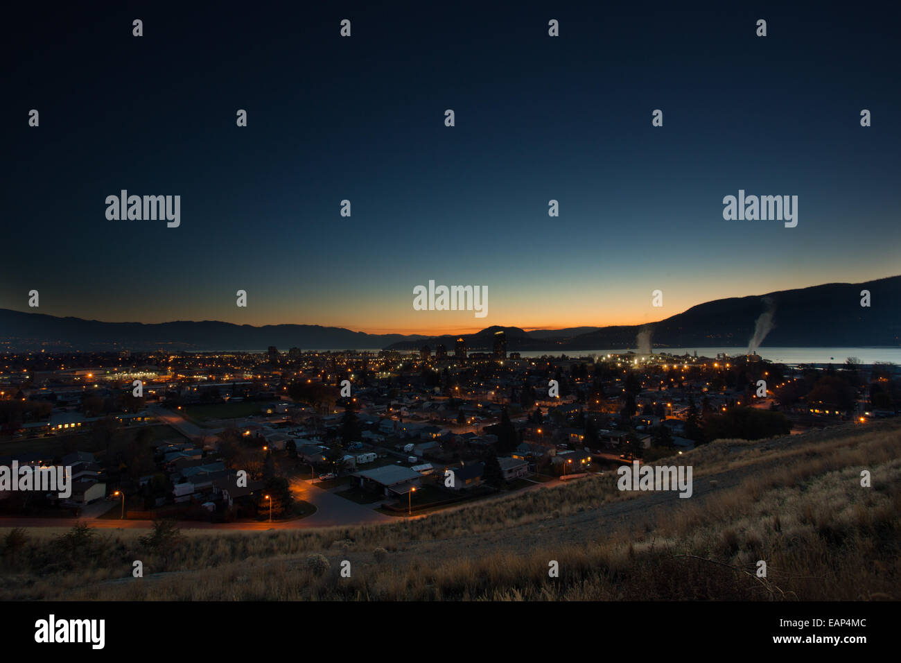 Photographie de paysage de nuit de la ville de Kelowna, en Colombie-Britannique au Canada. 2014 Banque D'Images