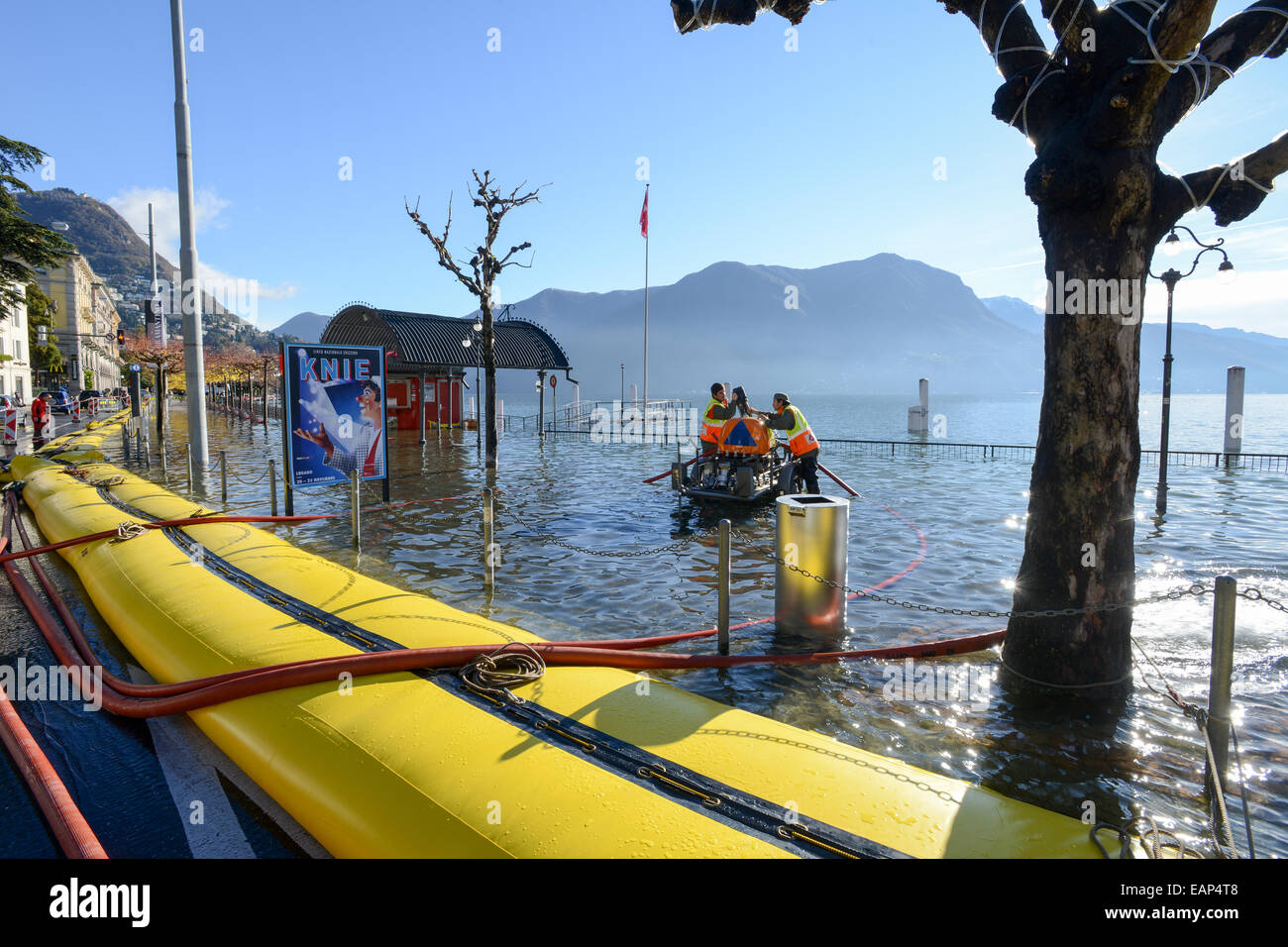 Lugano, Suisse. 18 novembre, 2014. Le lac de Lugano les inondations. Les gens de la Protection civile le pompage de l'eau de l'inondation du lac de Lugano, le Crédit Suisse : Stefan embre/Alamy Live News Banque D'Images
