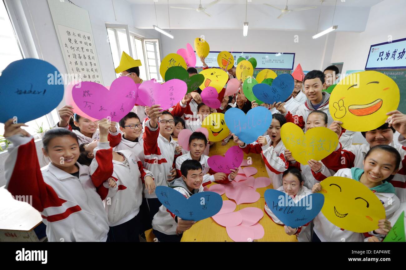 Xiamen. 19 Nov, 2014. Les élèves démontrent diverses cartes de vœux à la no 10 Middle School à Xiamen, Chine du nord, dans la province du Hebei, 19 novembre 2014, dans la perspective de la Coupe du monde Bonjour jour qui tombe le 21 novembre. Credit : Zhu Xudong/Xinhua/Alamy Live News Banque D'Images