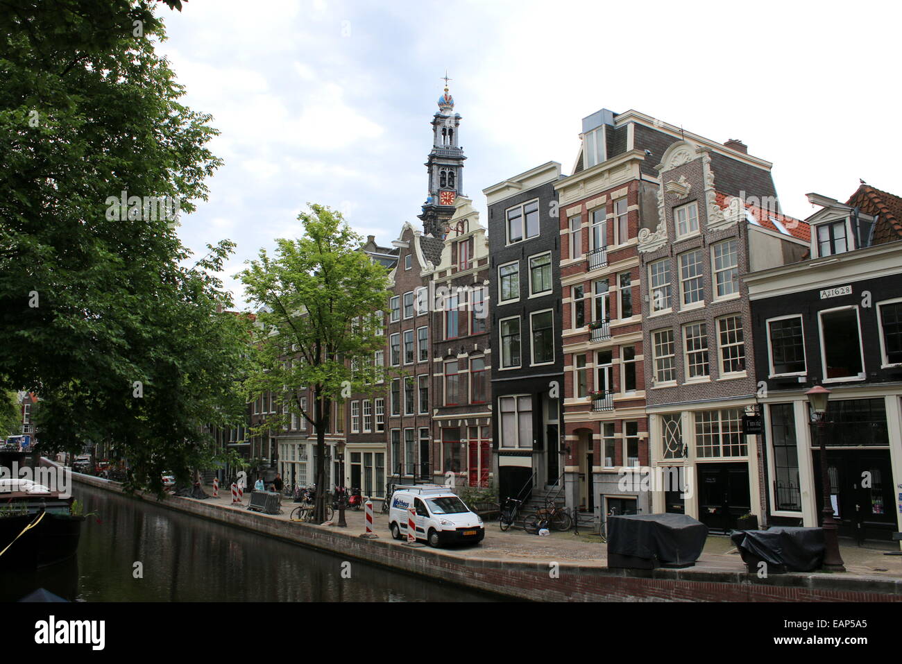 Anciens entrepôts et maisons à Amstel canal près de Westerkerk dans le quartier Jordaan d'Amsterdam, la capitale néerlandaise Banque D'Images