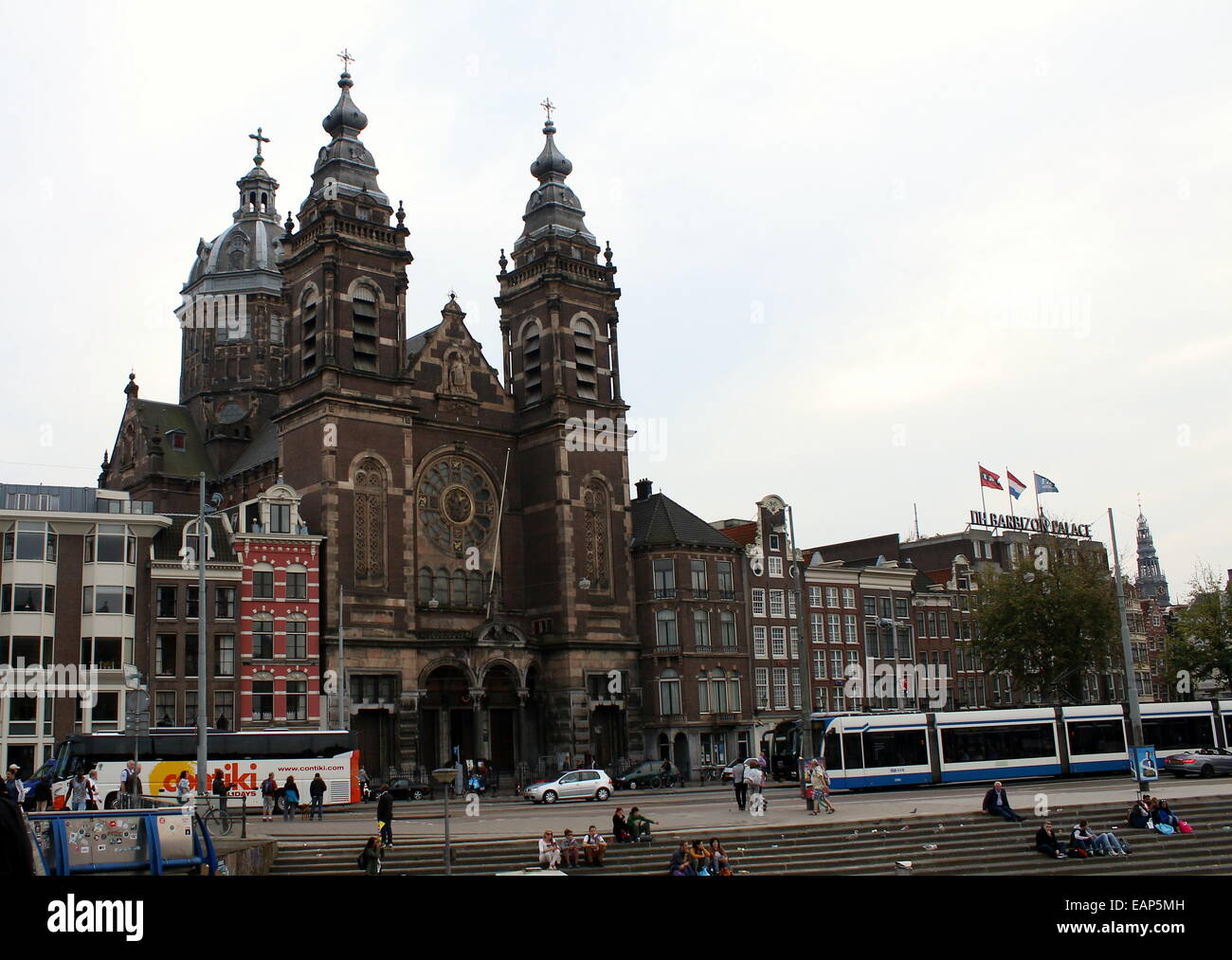 Amsterdam skyline historique avec la fin du xixe basilique de St Nicholas à Prins Hendrikkade, Amsterdam, près de la Gare Centrale Banque D'Images