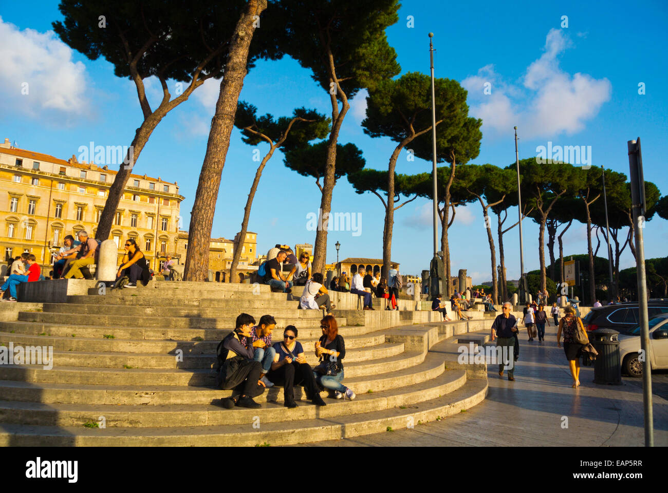 Via dei Fori Imperiali, la rue en face de Foro di Traiano, Forum Traiani, Forum de Trajan, Rome, Italie Banque D'Images