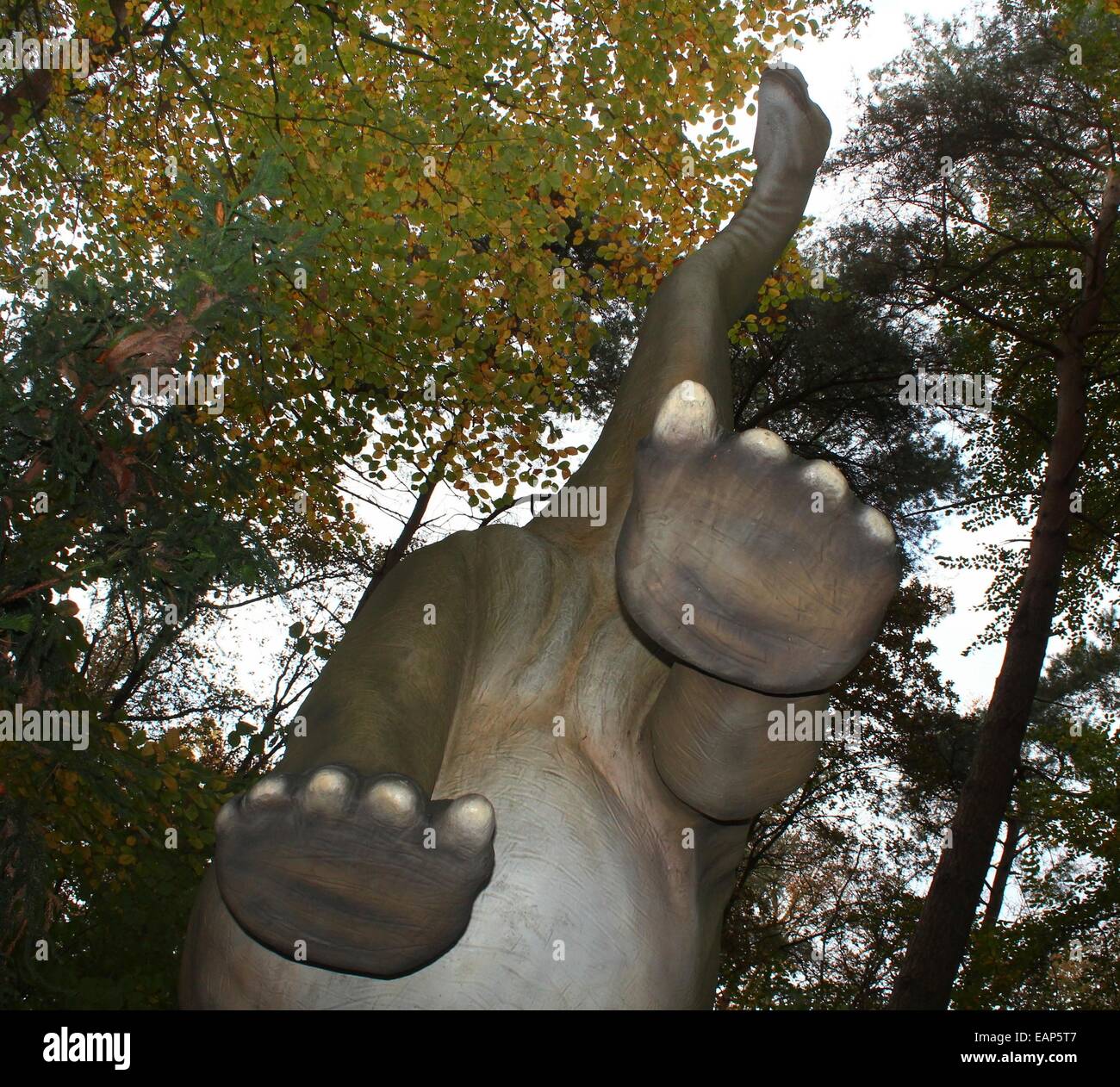 Modèle d'Apatosaurus (Brontosaure) de l'ère jurassique. Une grande statue à Dinopark dino Zoo Amersfoort, Pays-Bas Banque D'Images