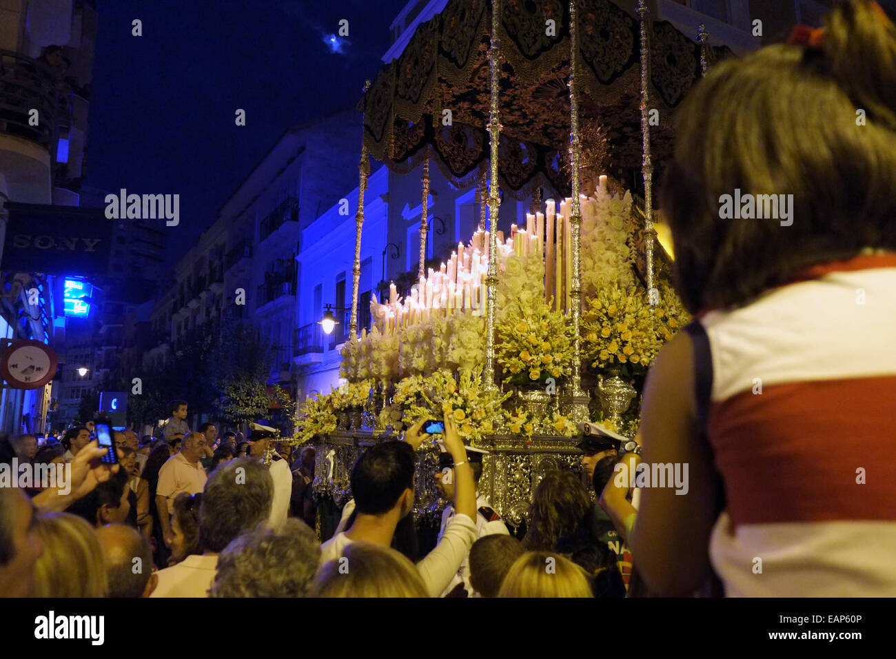 Mars religieux de la "Virgen del Rocio' dans le centre-ville de Huelva en Espagne. Montrer aux gens à prendre des photos avec des téléphones cellulaires Banque D'Images