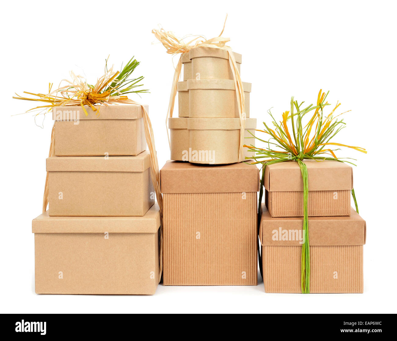 Certaines boîtes cadeau attaché avec du raphia naturel de différentes couleurs sur un fond blanc Banque D'Images