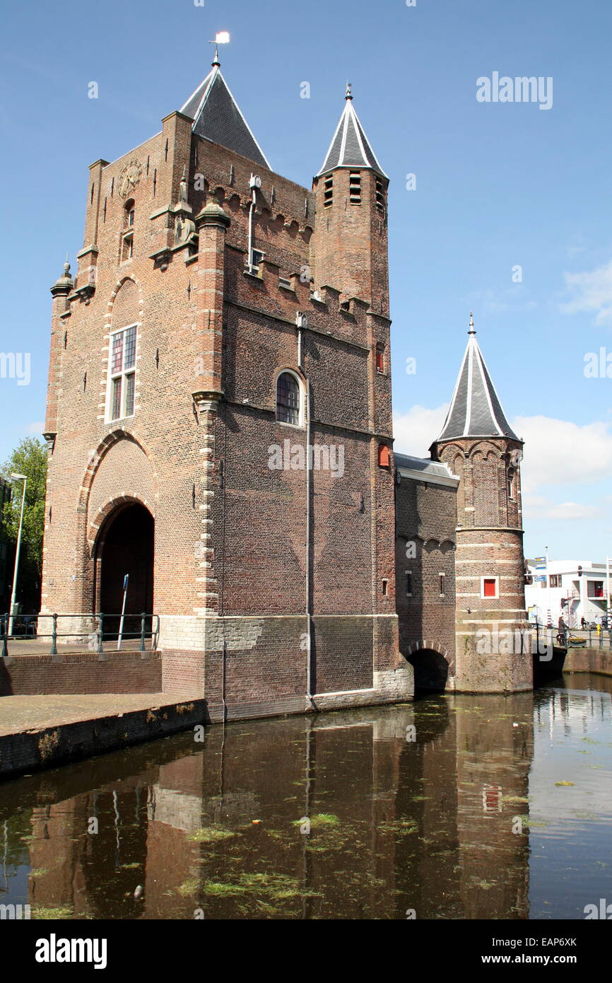 Ancienne porte de la ville de Amsterdamse Poort à Haarlem. Pays-bas Banque D'Images