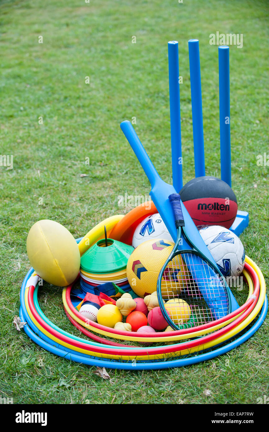 En plastique de couleur vive pour l'équipement de sport avec cricket bats, des boules, tennis racquet et ball sur un cours de coaching Banque D'Images