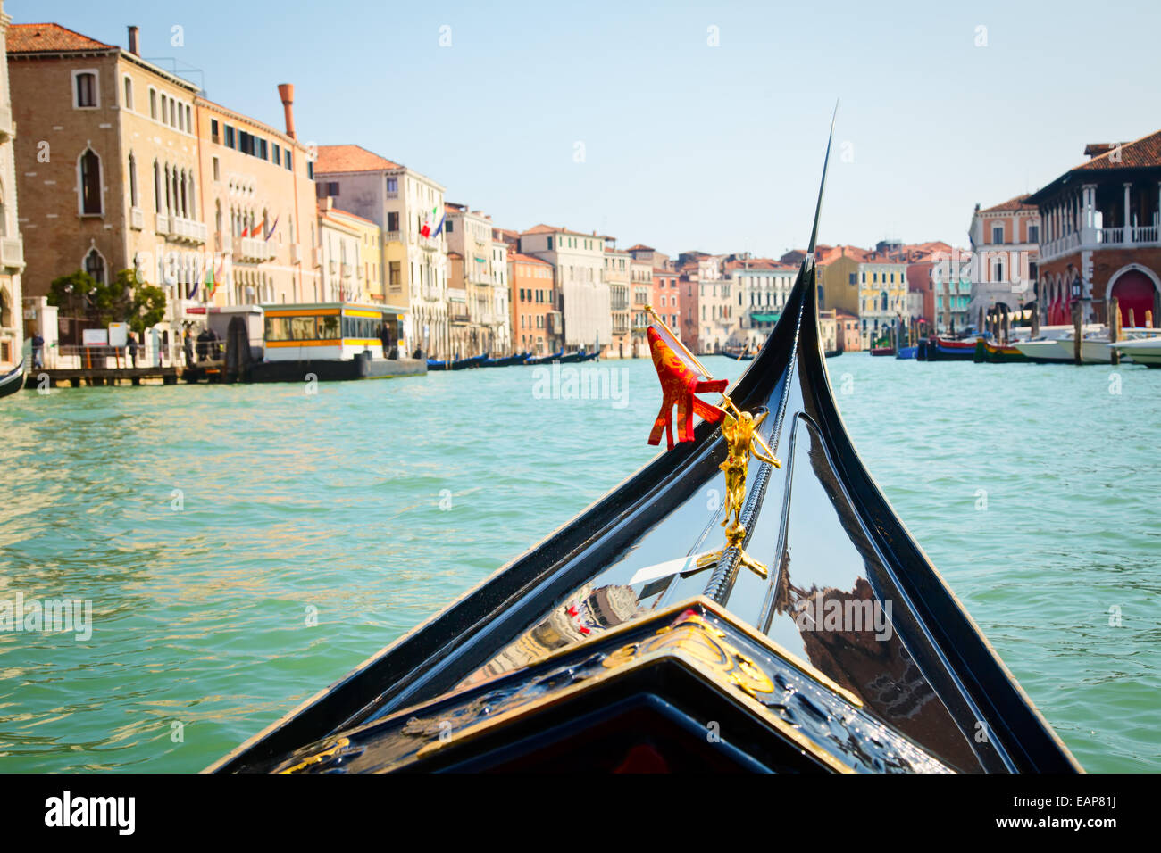 Une vue de gondola pendant le trajet à travers les canaux de Venise en Italie Banque D'Images