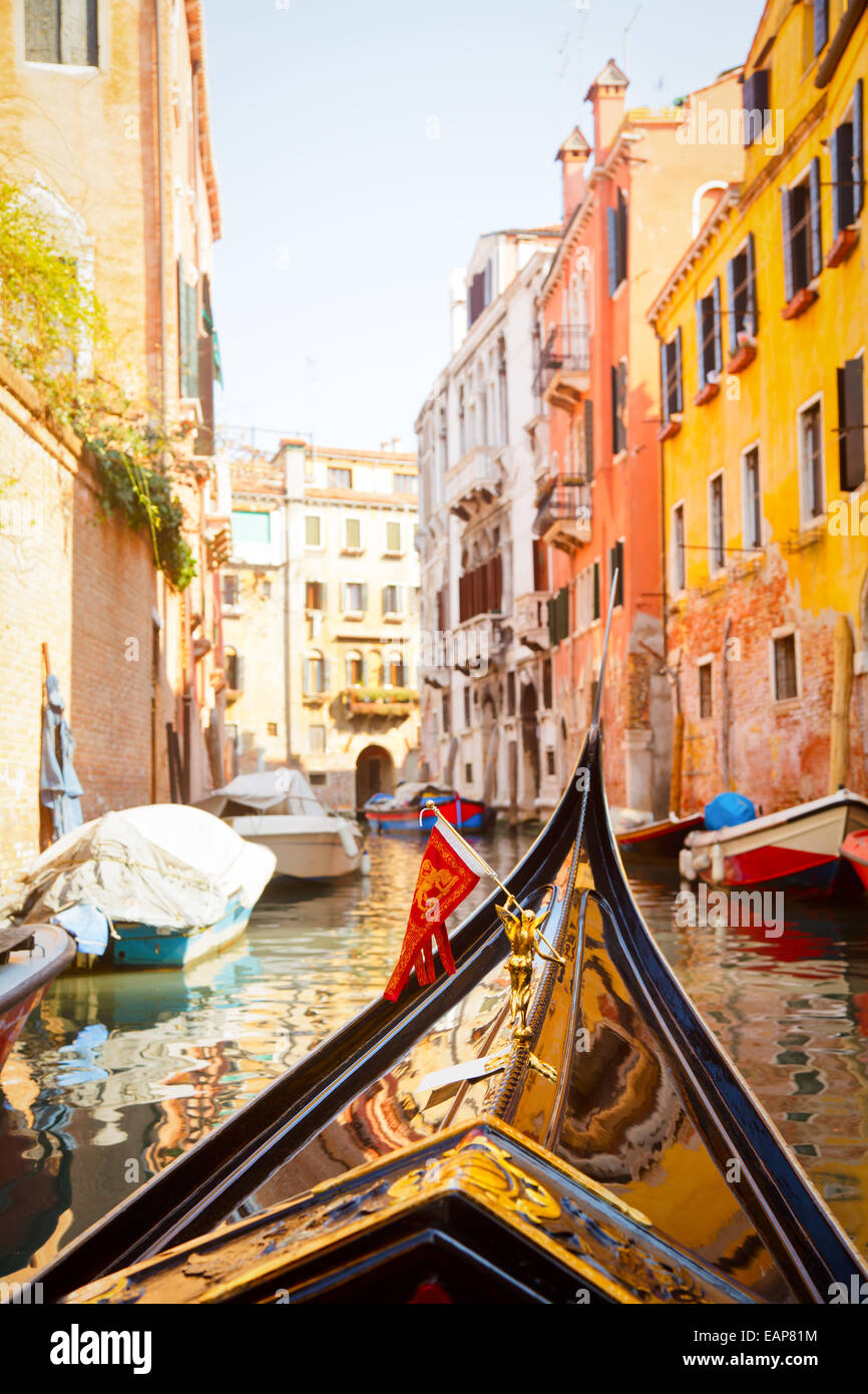 Une vue de gondola pendant le trajet à travers les canaux de Venise en Italie Banque D'Images