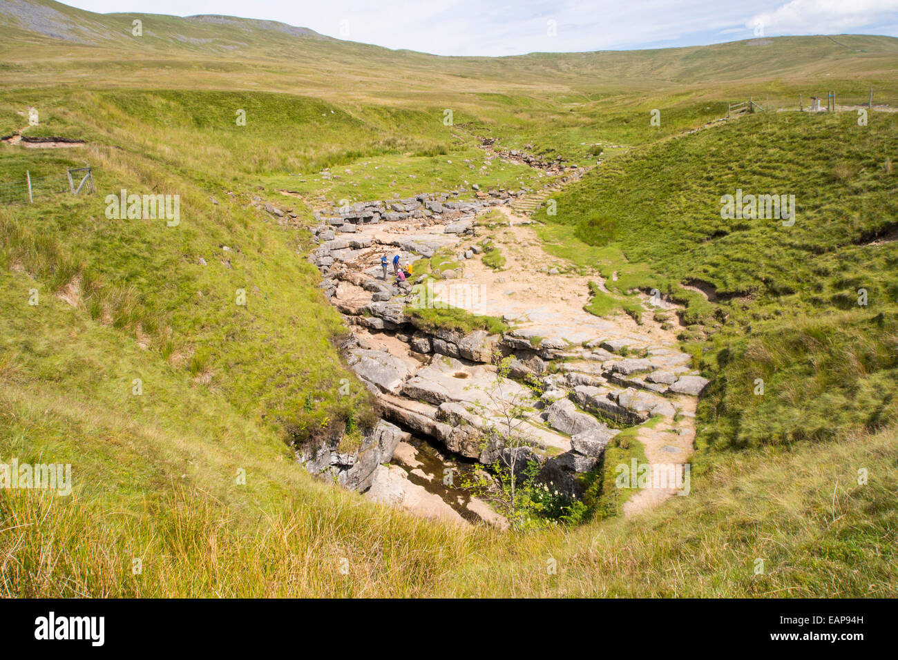 La célèbre grotte béante Gill sur les Yorkshire Dales dans Ingleborough, UK. Il a une énorme caverne et la chute la plus longue d'une cascade dans le Royaume-Uni, à environ 300 pieds. Banque D'Images