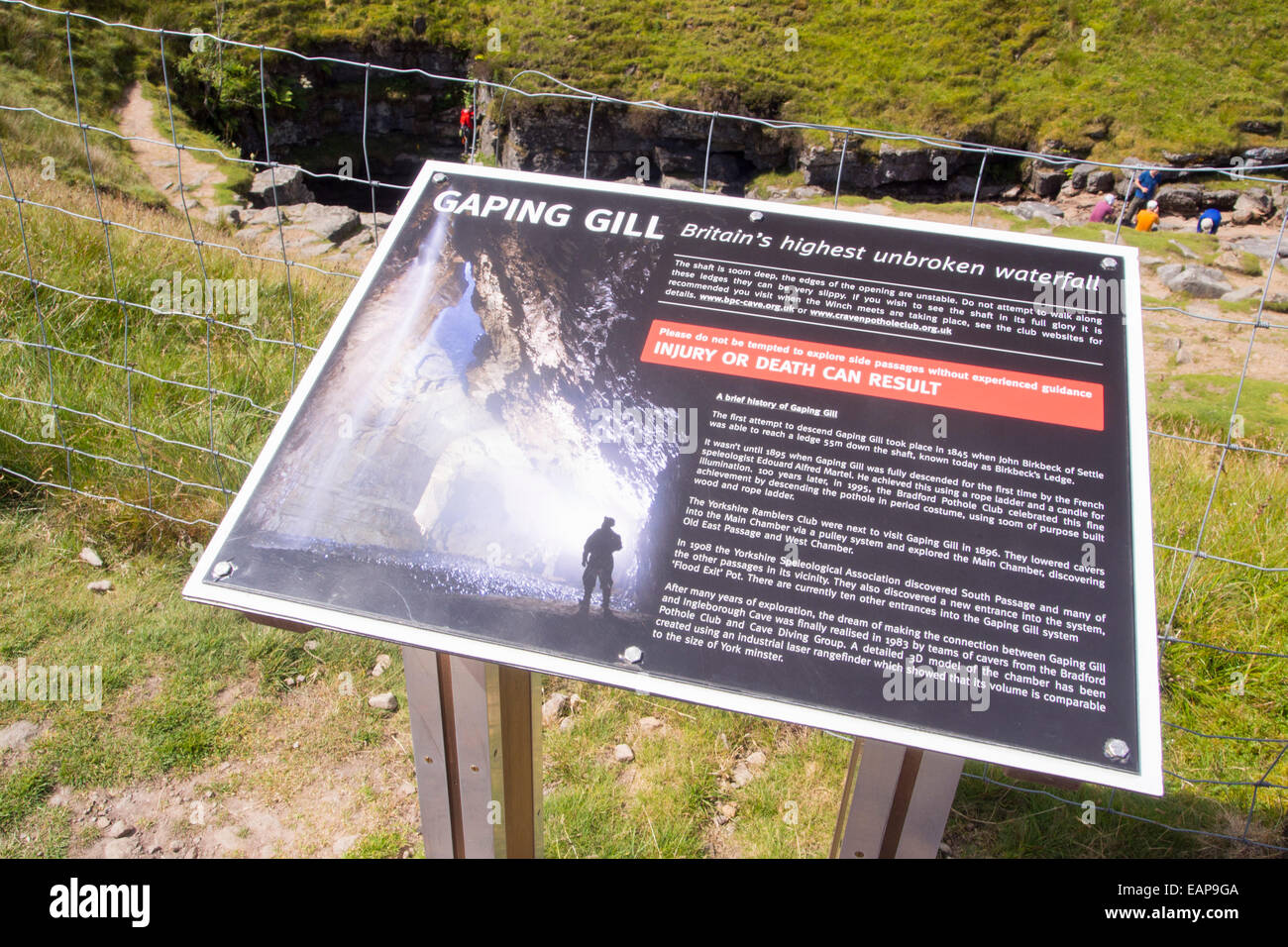 La célèbre grotte béante Gill sur les Yorkshire Dales dans Ingleborough, UK. Il a une énorme caverne et la chute la plus longue d'une cascade dans le Royaume-Uni, à environ 300 pieds. Banque D'Images
