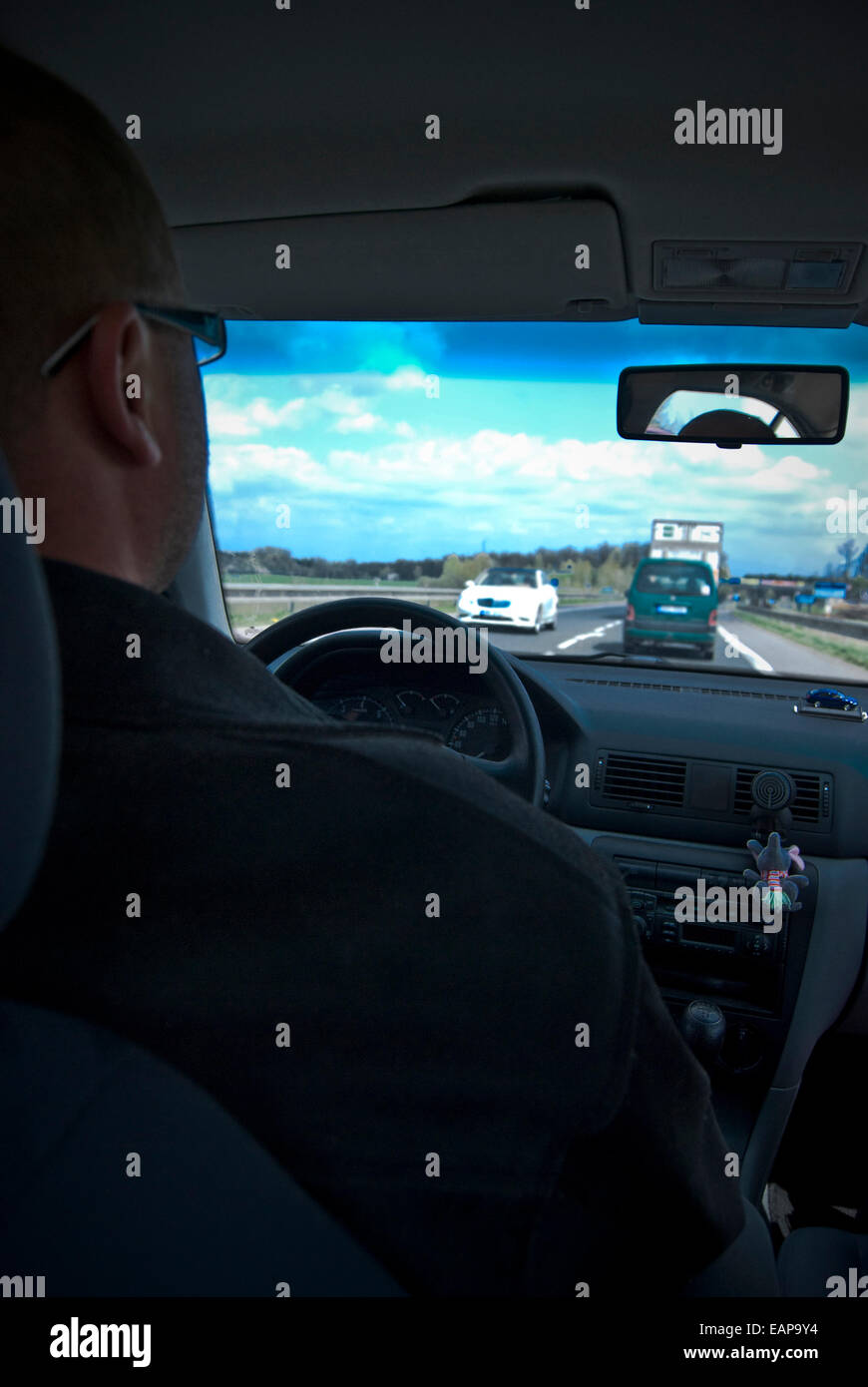 Conduire le trafic de banlieue sur une autoroute intense, voir l'intérieur de la voiture Banque D'Images