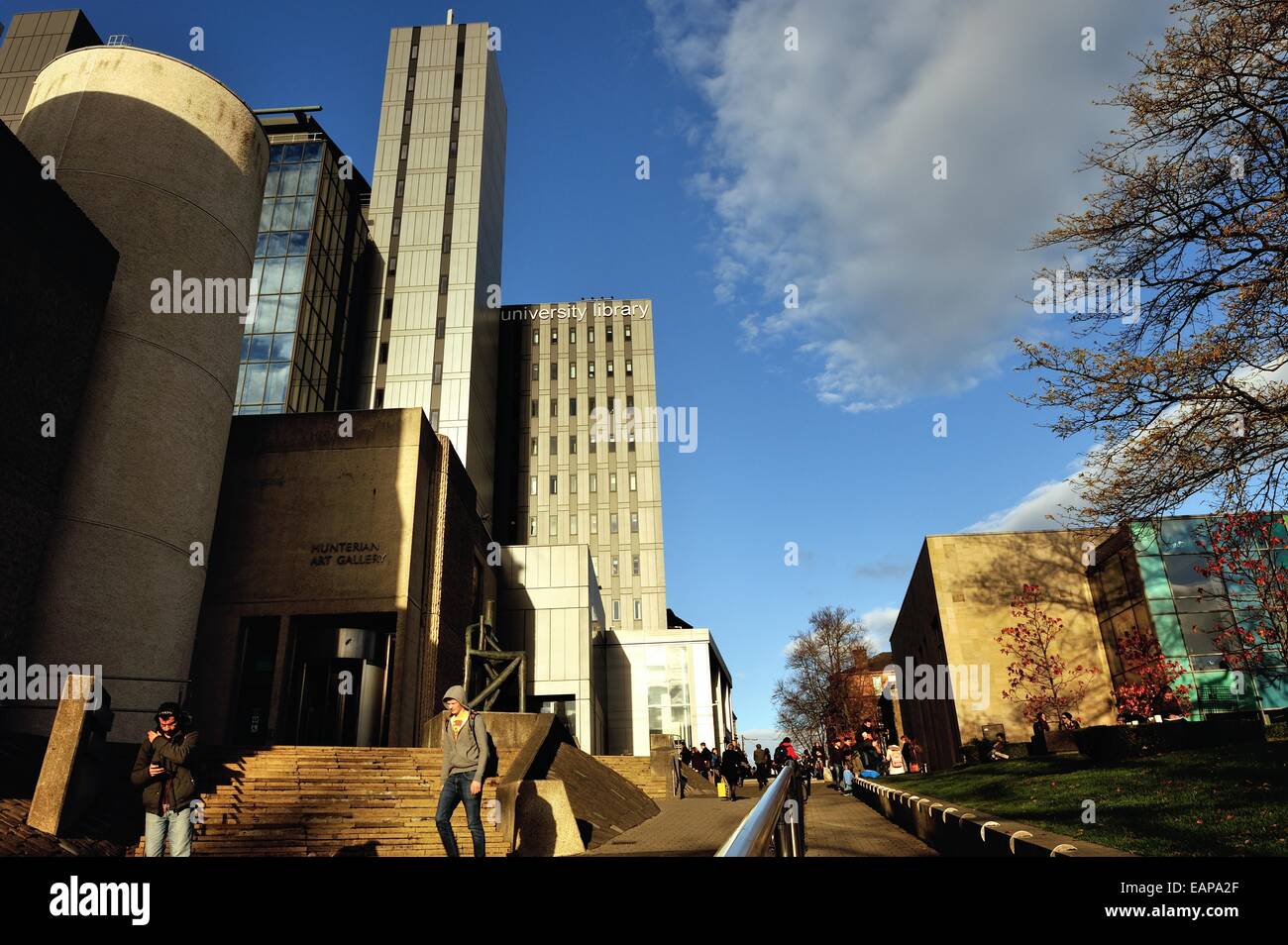 Glasgow, Ecosse, Royaume-Uni. 19 Nov, 2014. Les étudiants à l'automne de la bibliothèque de l'Université de Glasgow à l'extérieur du soleil et Hunterian Museum and Art Gallery Crédit : Tony Clerkson/Alamy Live News Banque D'Images