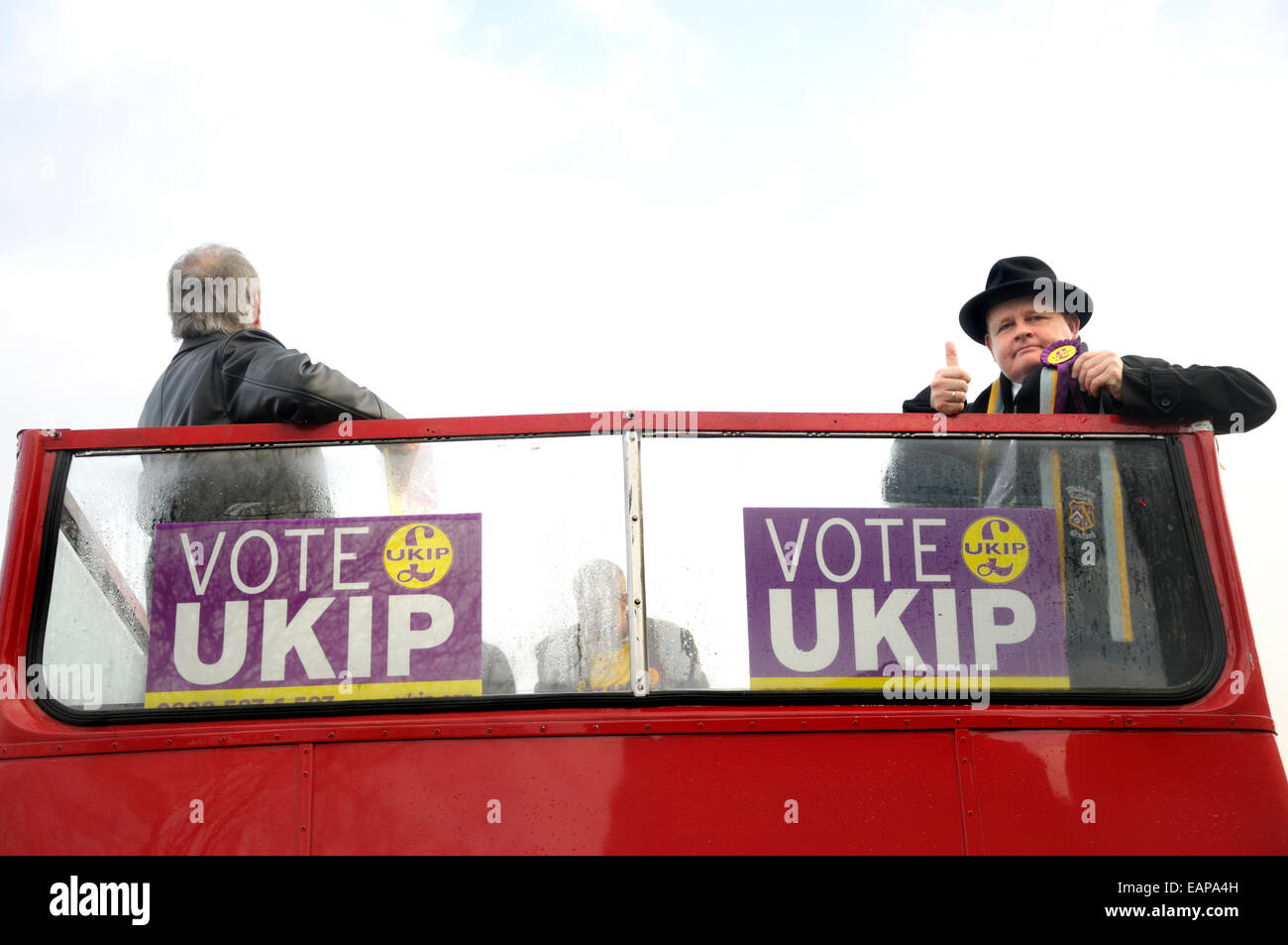 Rochester, Kent, 19 novembre. Le centre-ville de Rochester est très calme le jour avant l'élection partielle. L'UKIP décapotable bus campagne Banque D'Images