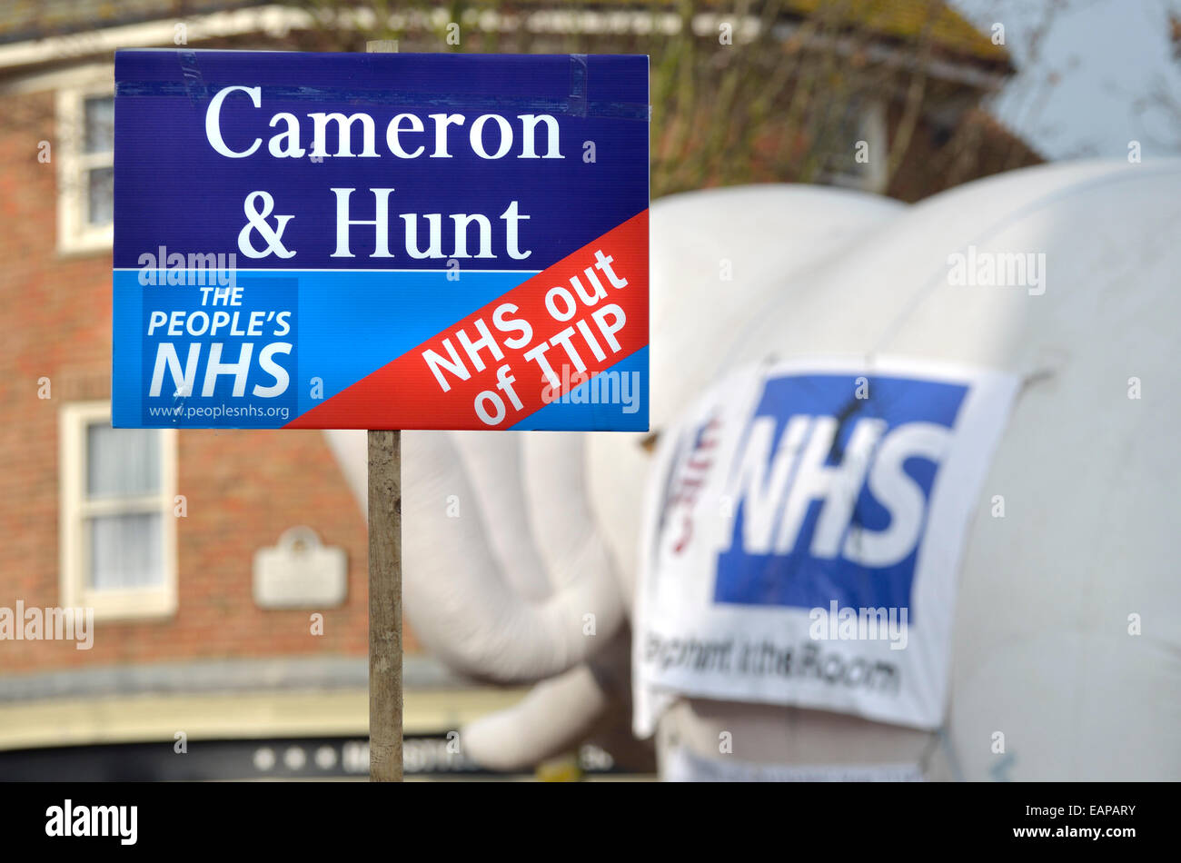 Rochester, Kent, 19 novembre. Le centre-ville de Rochester est très calme le jour avant l'élection partielle. Manifestation contre l'inclusion du NHS dans le TTIP agreemement Banque D'Images