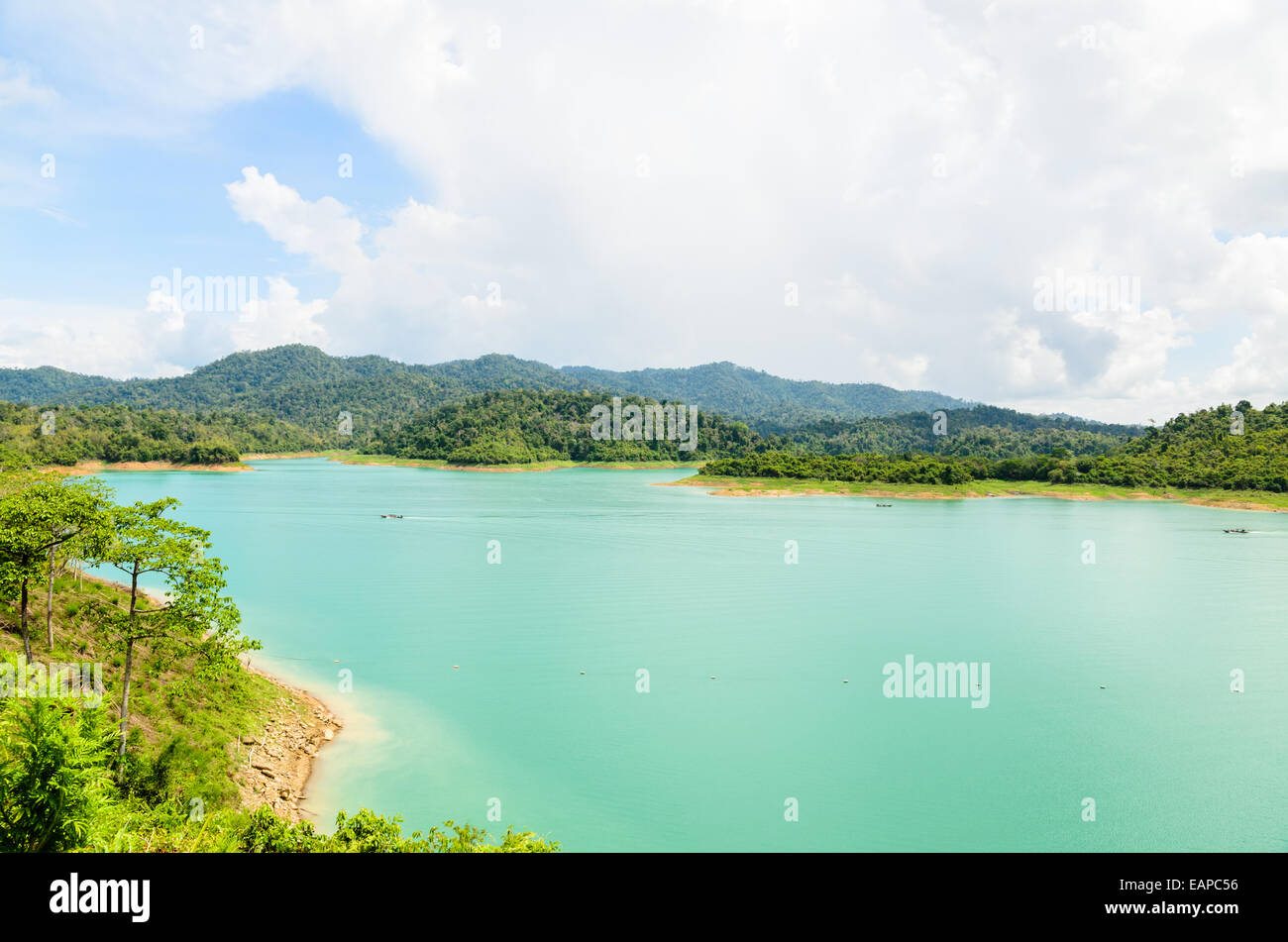 High angle view point panoramique du lac Green au barrage Ratchaprapha dans Parc national de Khao Sok, Province de Surat Thani, Thaïlande Banque D'Images