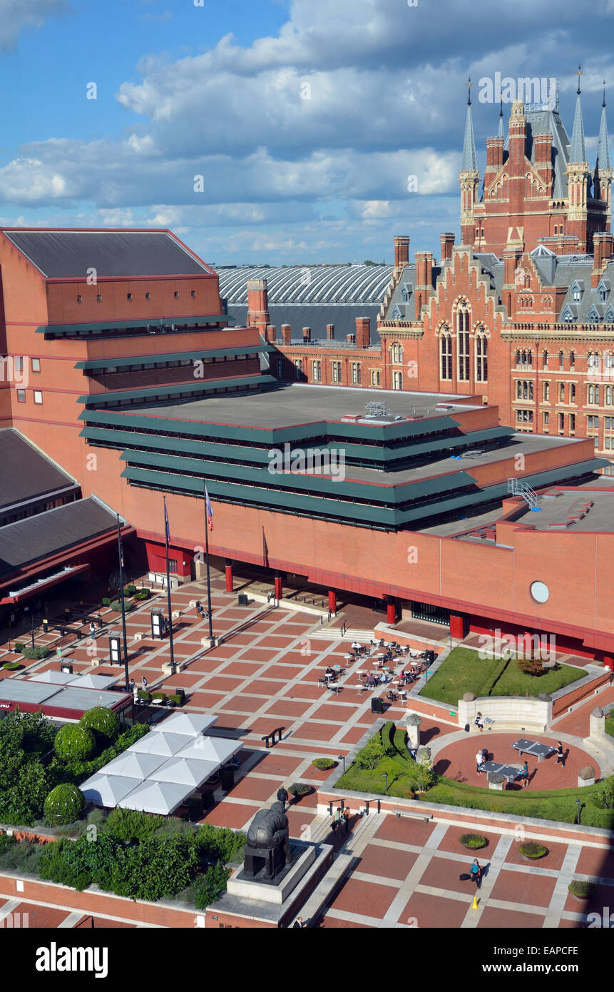 Avant-cour, café,tennis de table, entrée privée, British Library, St Pancras, London, England, UK Europe. La gare de Saint-pancras, Banque D'Images