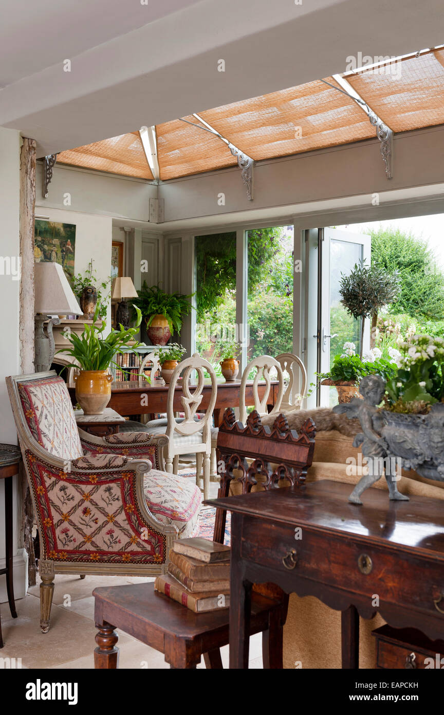 Fauteuil tapisserie dans le salon décoré avec des meubles anciens et des  plantes Photo Stock - Alamy