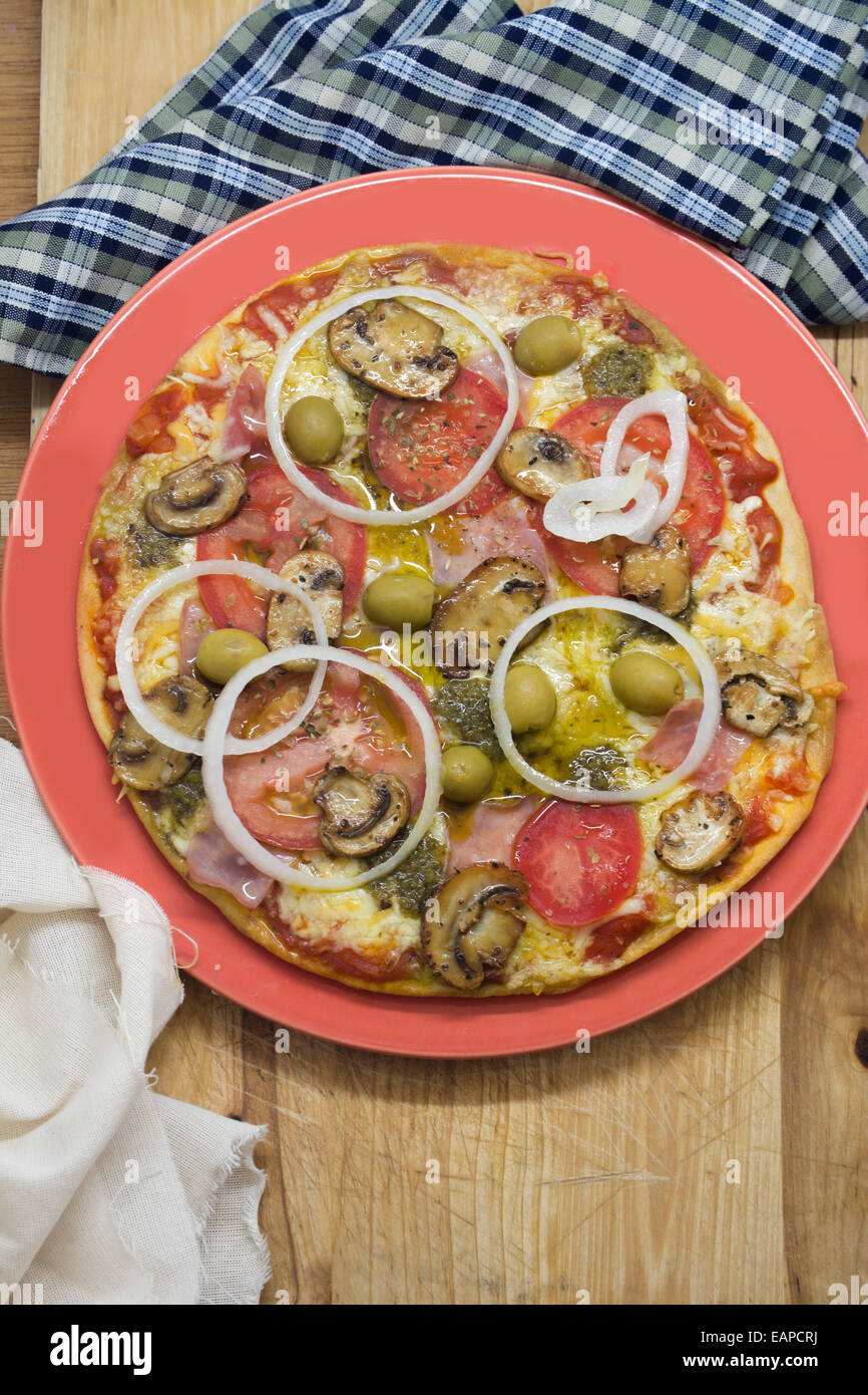 Pizza à croûte mince, délicieux, avec de la mozzarella et de légumes variés. Banque D'Images