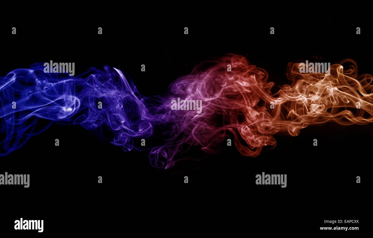 La fumée de couleur isolé sur fond noir Banque D'Images