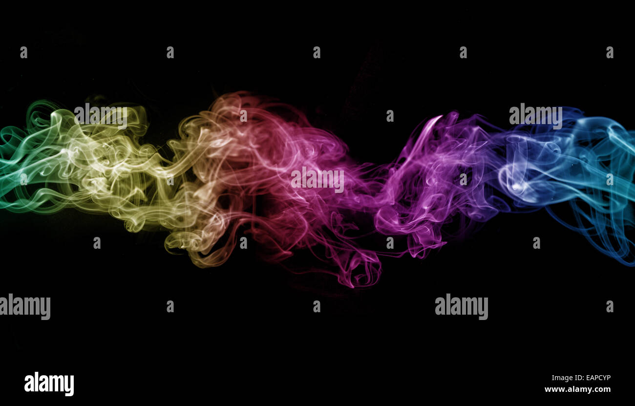 La fumée de couleur isolé sur fond noir Banque D'Images