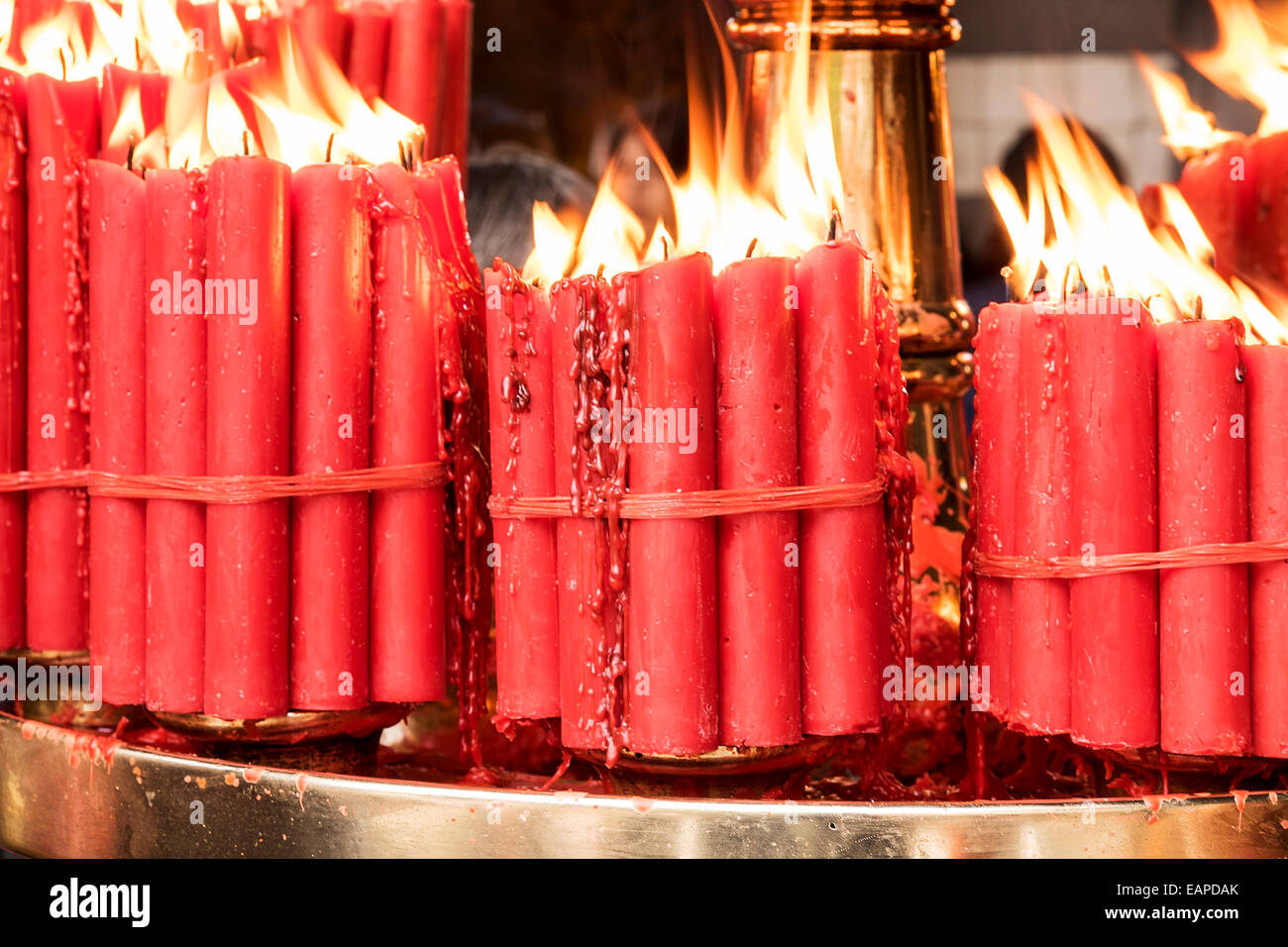 Des paquets de bougies de prière rouge Banque D'Images