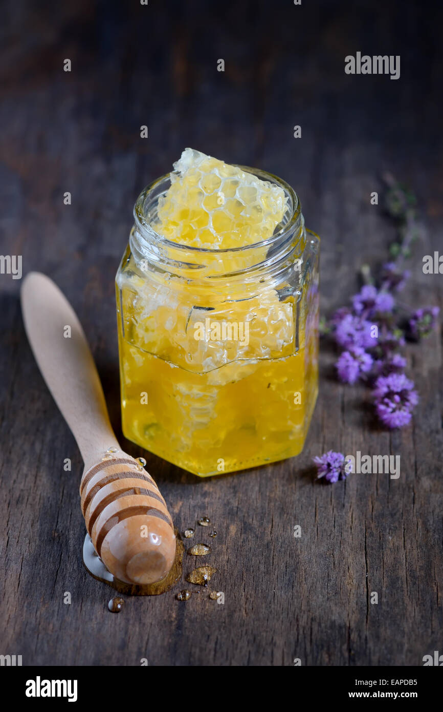 Pot de miel avec honeycomb sur table en bois Banque D'Images