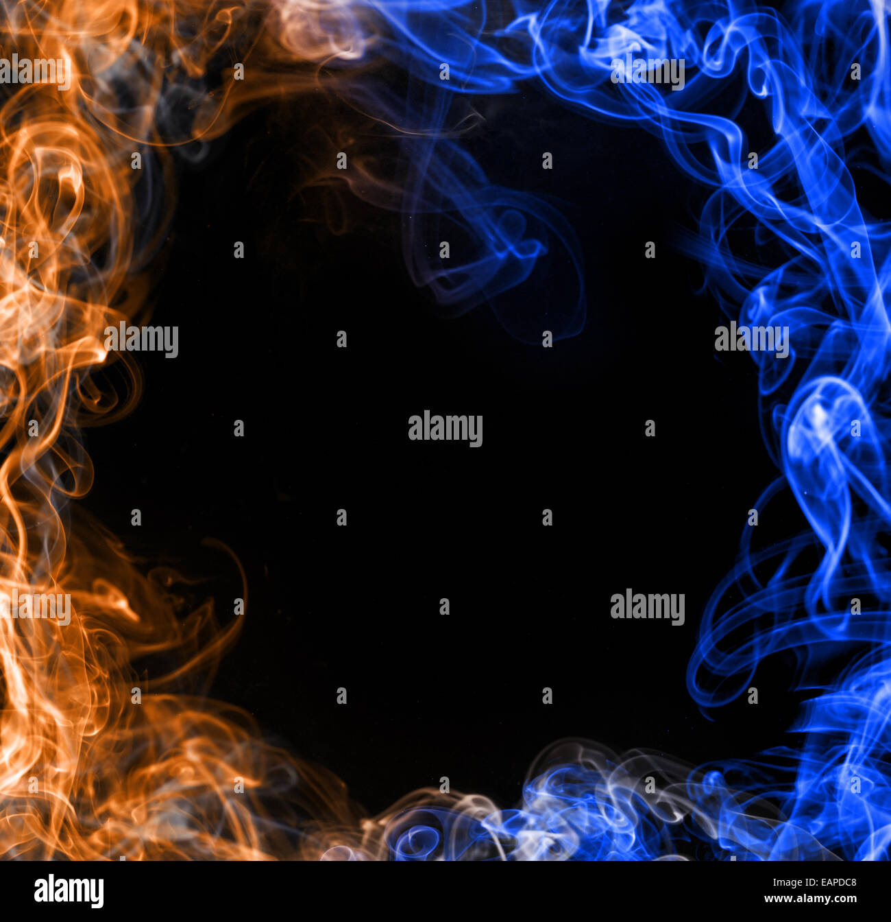 La fumée de couleur isolé sur fond noir Banque D'Images