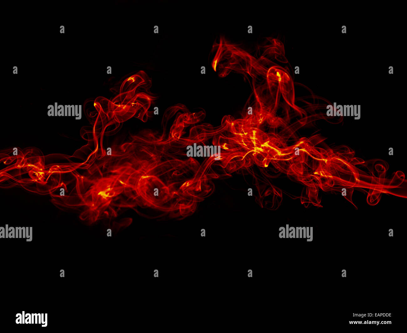 La fumée orange isolé sur fond noir Banque D'Images
