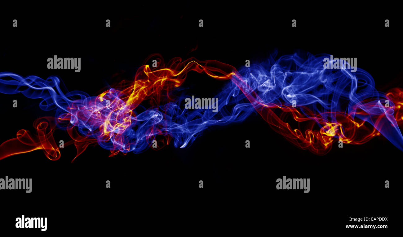 La fumée de couleur isolé sur fond noir Banque D'Images