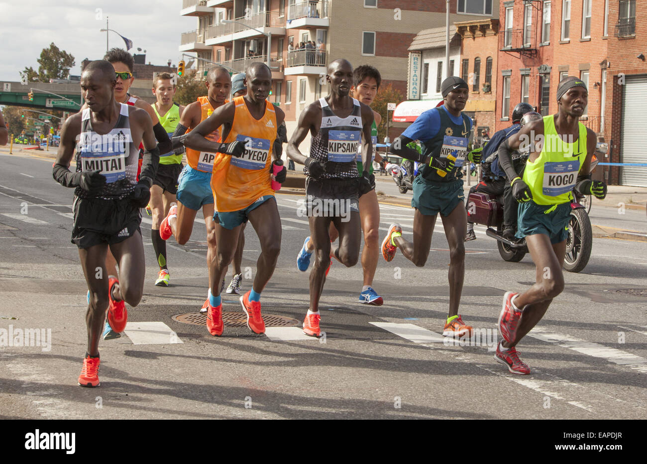 2014 Ville de NY marathoniens croisière sur 4e Avenue à Brooklyn. Wilson Kipsang du Kenya dans ce groupe d'exécution avant a remporté le rac Banque D'Images