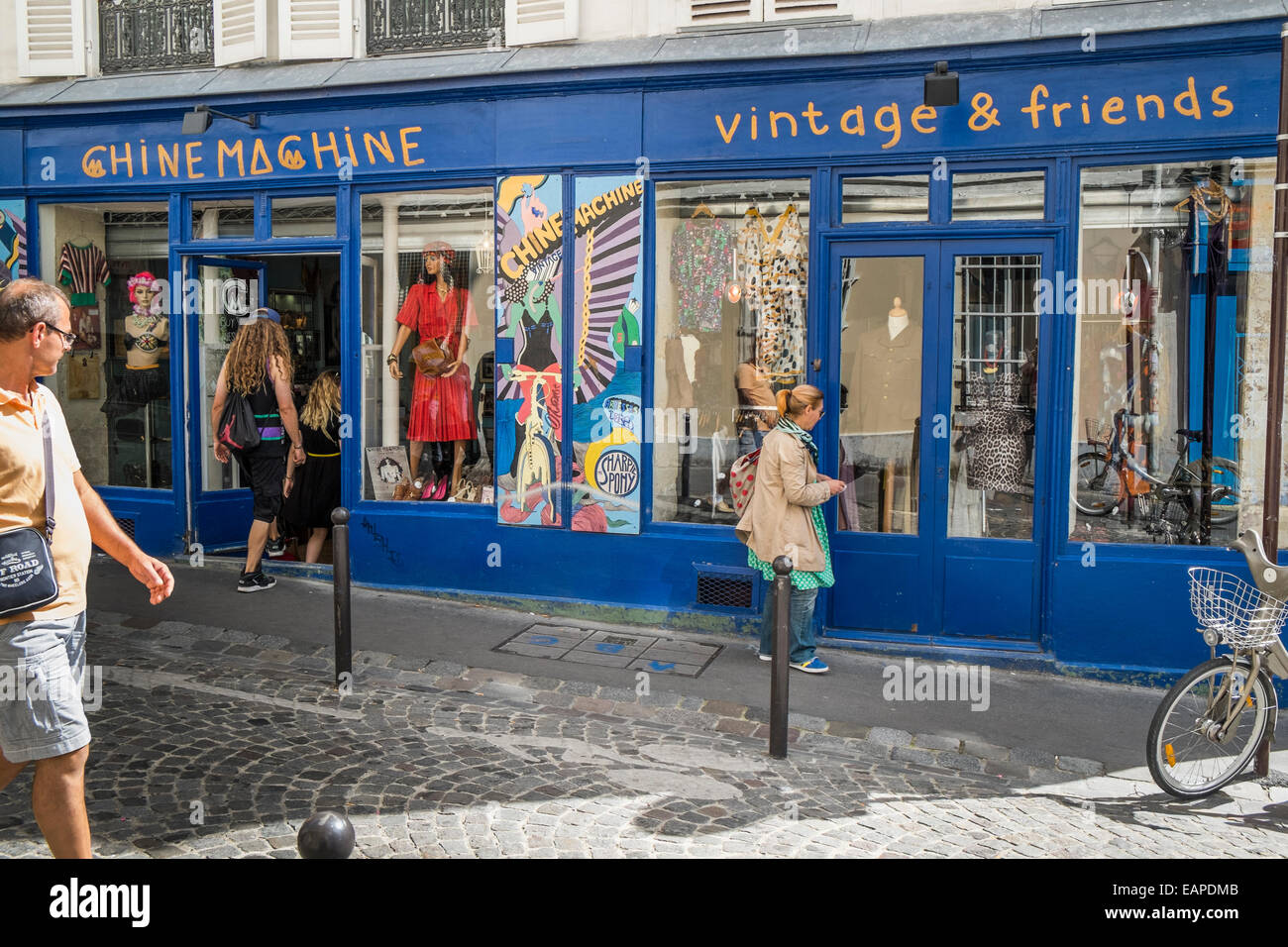 Chine machine vintage fashion store dans le quartier de Montmartre, rue des Martyrs, Paris, ile de france, france Banque D'Images