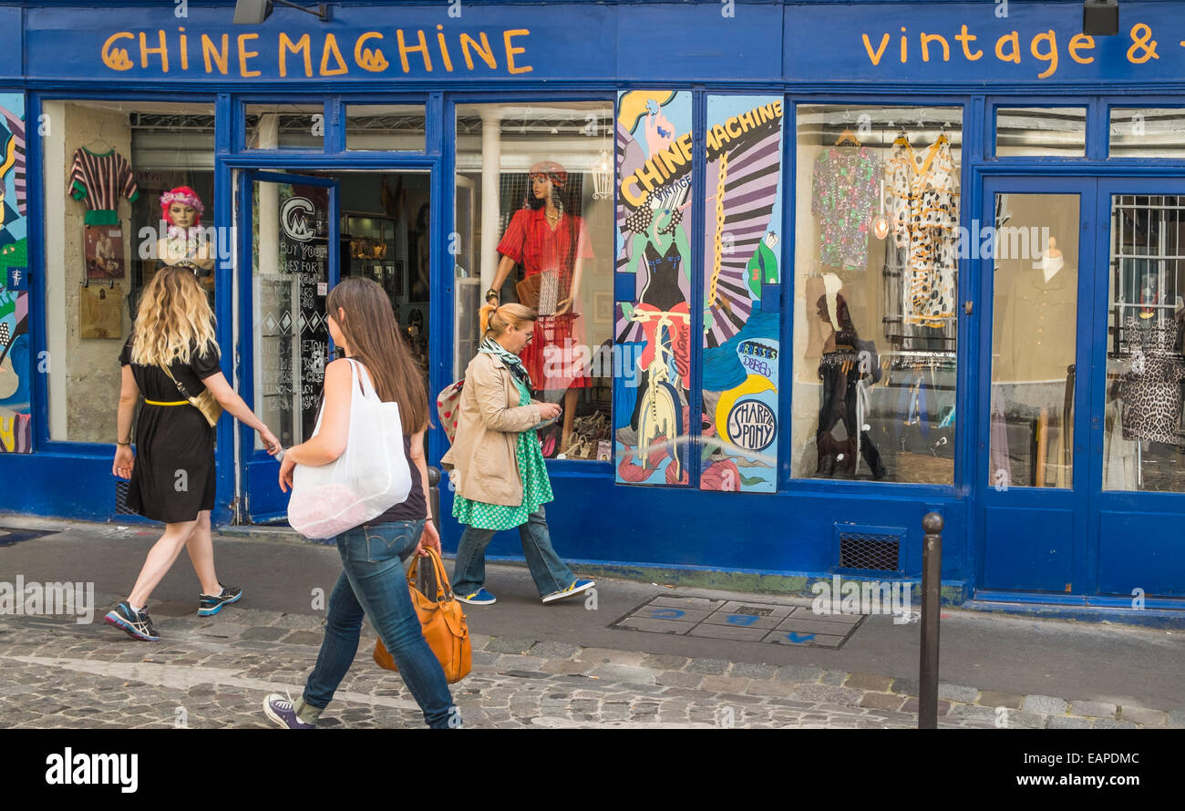 Femme passant des passes en face de chine machine vintage fashion store dans le quartier de Montmartre, rue des Martyrs, Paris Banque D'Images