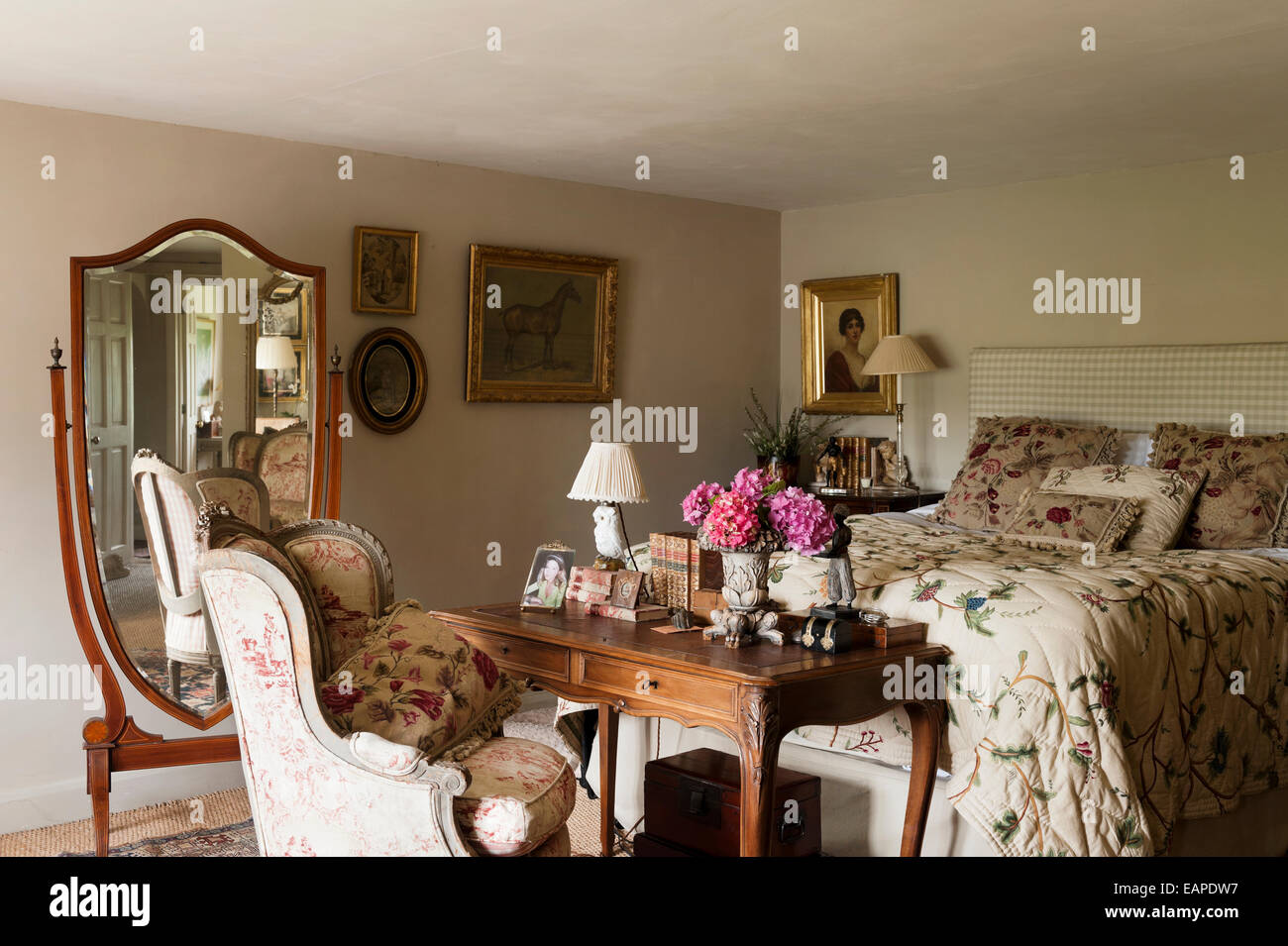 La couture coussins sur le lit avec Chelsea Textiles quilt floral dans la chambre avec un fauteuil recouvert de toile de jouy Banque D'Images