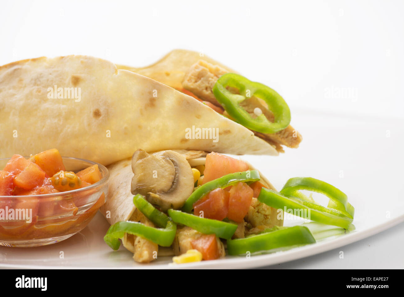 Mexicaine fajitas, poulet et légumes, avec des tomates en plus. sur fond blanc Banque D'Images