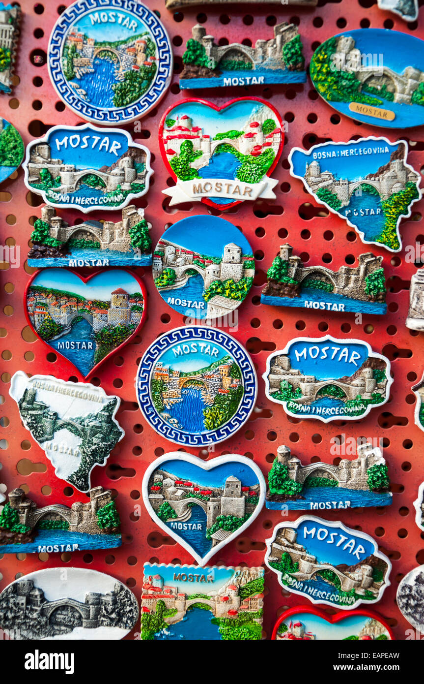 Mostar en Bosnie et Herzégovine insignes en vente en magasin de souvenirs touristiques la vieille ville Banque D'Images
