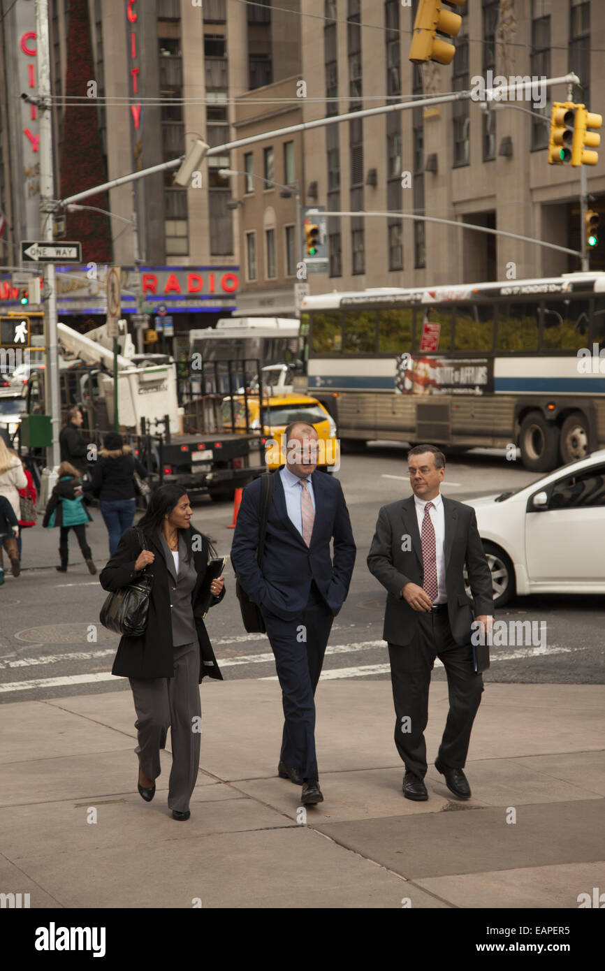 Les gens sont toujours en mouvement le long du corridor d'entreprise de l'Avenue des Amériques (6e Ave.) dans les 40's & 50's à Manhattan, NYC Banque D'Images