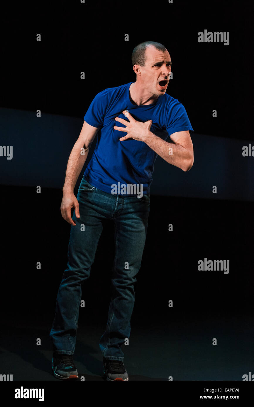 Tom-Vaughan-Lawlor Howie Le Rookie effectue au Barbican. Banque D'Images