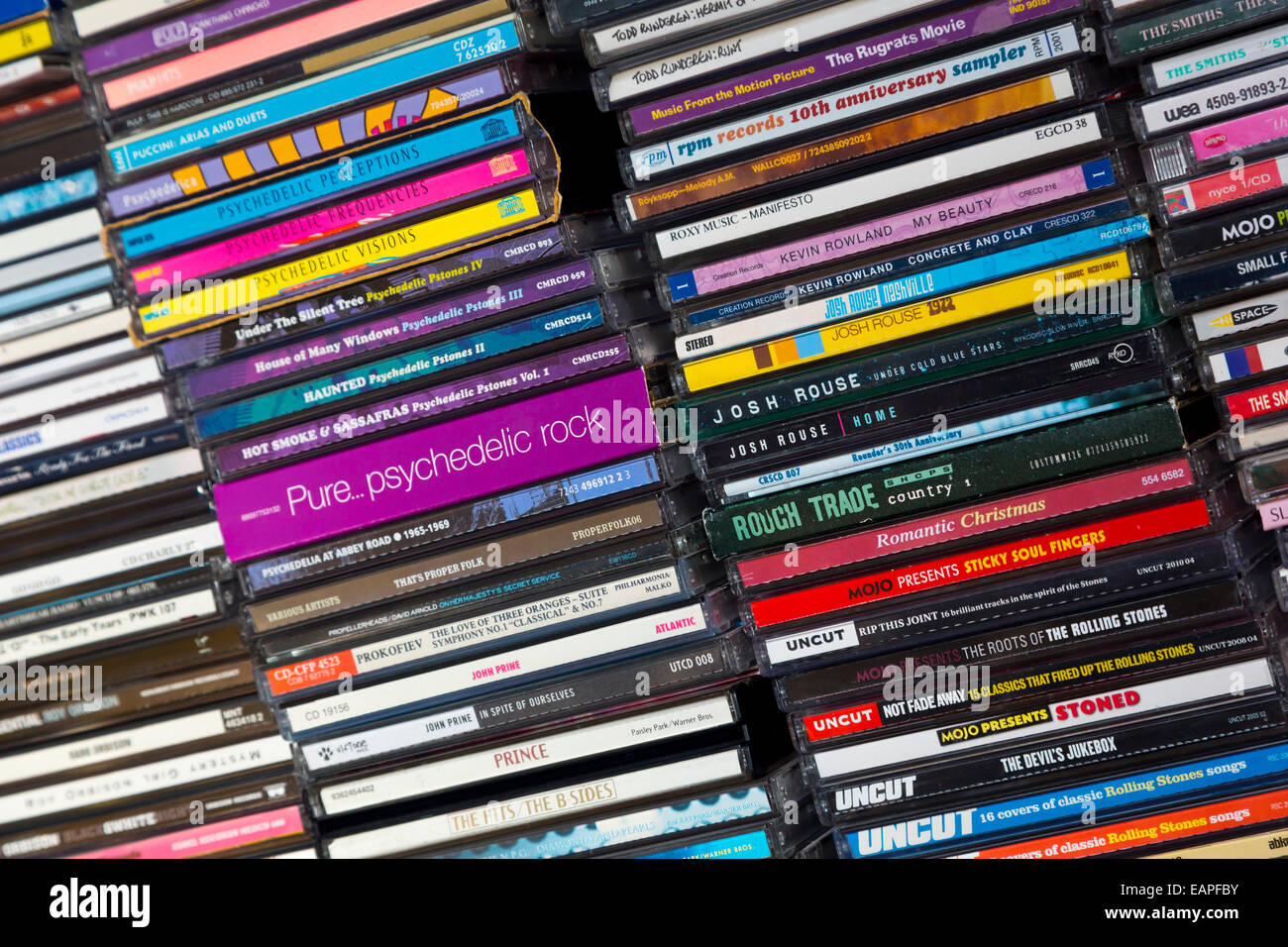 Grande collection de CD de musique empilés dans l'ordre alphabétique Banque D'Images