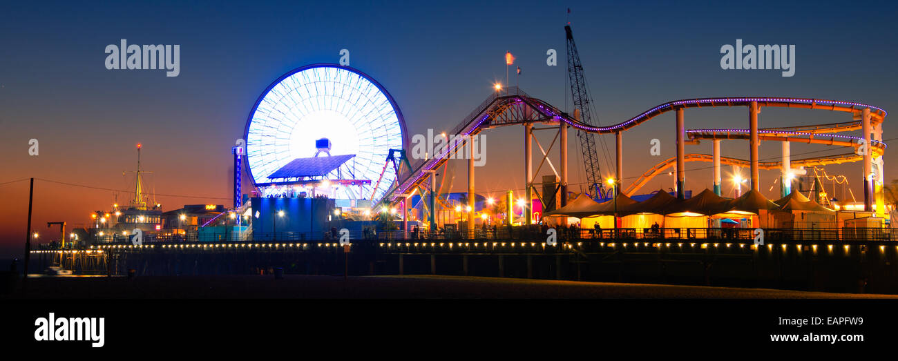 Grande roue de la jetée de Santa Monica lit up at Dusk, Santa Monica, Los Angeles County, Californie, USA Banque D'Images