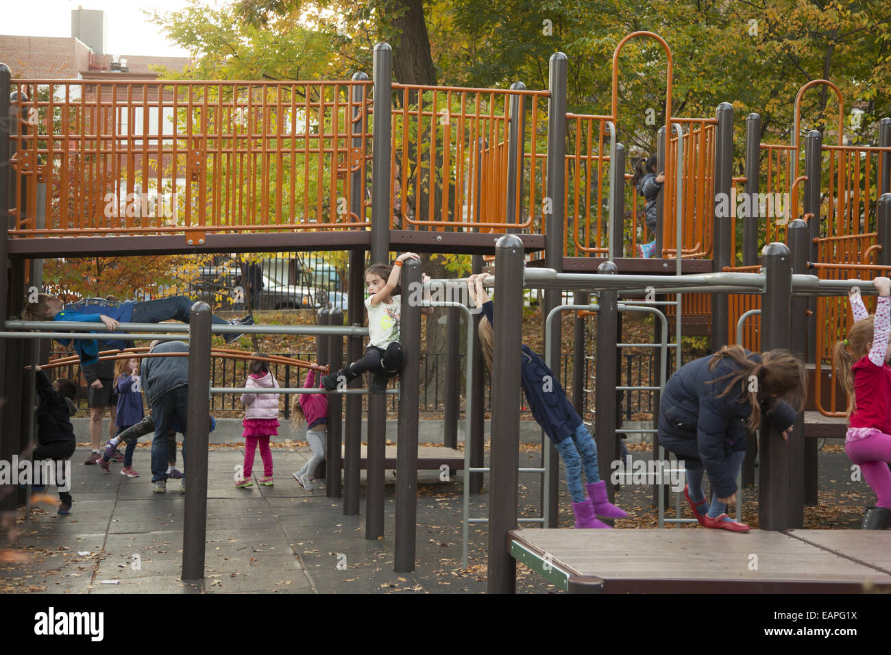 Les enfants jouent à l'aire de Vanderbilt, Prospect Park, Brooklyn, New York. Banque D'Images