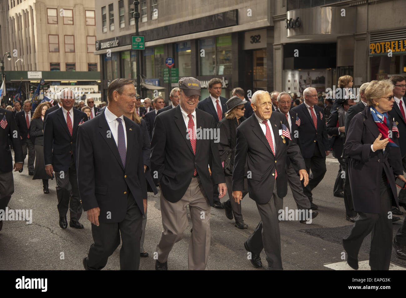 Défilé des anciens combattants, 5e Avenue, New York City. Les membres de l'Union League Club mars fièrement dans le défilé. Banque D'Images