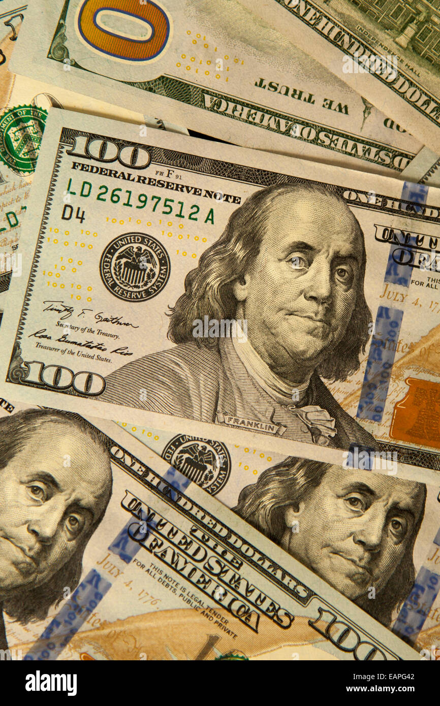 Nouveaux billets de 100 dollars en 2013 avec une bande magnétique intégré parmi les autres qualités difficiles à falsifier. Banque D'Images