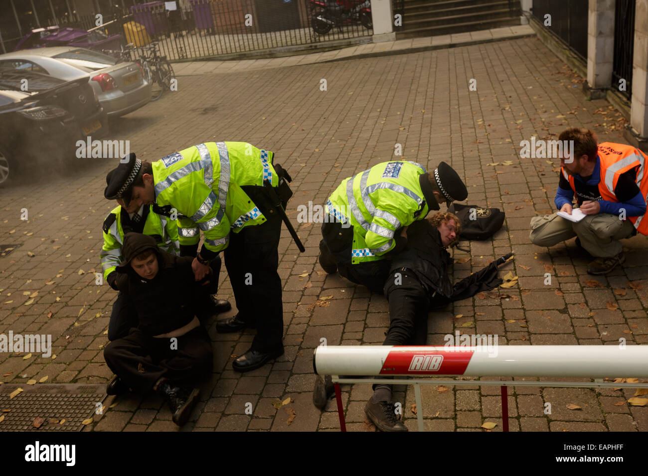 Londres, Royaume-Uni. 19 novembre, 2014. 2 manifestants arrêtés par la police pour avoir tenté d'agents de ram avec des bacs. Credit : Lewis Inman/Alamy Live News Banque D'Images