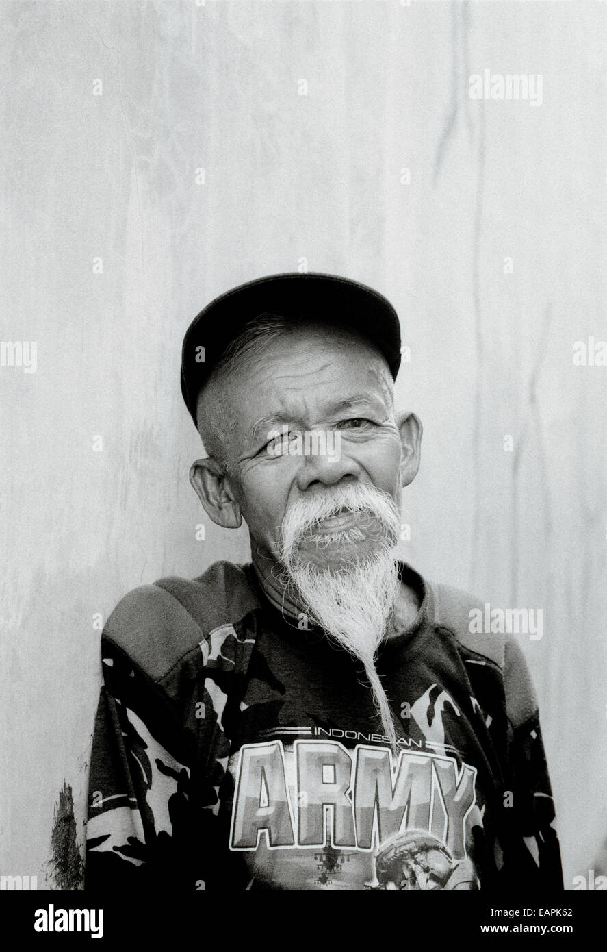 Personnes âgées l'homme traditionnel indonésien à Yogyakarta en Java en Indonésie en Asie du Sud-Est Extrême-Orient. Le photojournalisme Reportage Portrait Les gens voyagent b&w Banque D'Images