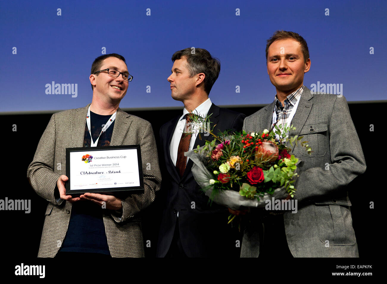Copenhague, Danemark, Novembre 19th, 2014 : S.A.R. le Prince Frederik (photo, mi) présente le monde monde meilleurs jeunes entrepreneurs créatifs : CTAventure de Gdańsk, Pologne, pour leur technologie de la Réalité augmentée - logiciel qui remplace les manuels traditionnels dans la classe. Photo, droite : Mateusz Marmołowsk (CTO), photo de gauche : Marek Trojanowicz (PDG). Ils ont gagné en compétition avec les jeunes entrepreneurs de 50 autres pays qui se sont réunis à Copenhague pendant 3 jours pour trouver le meilleur des meilleurs, pas leurs idées pour les jurys. Credit : OJPHOTOS/Alamy Live News Banque D'Images