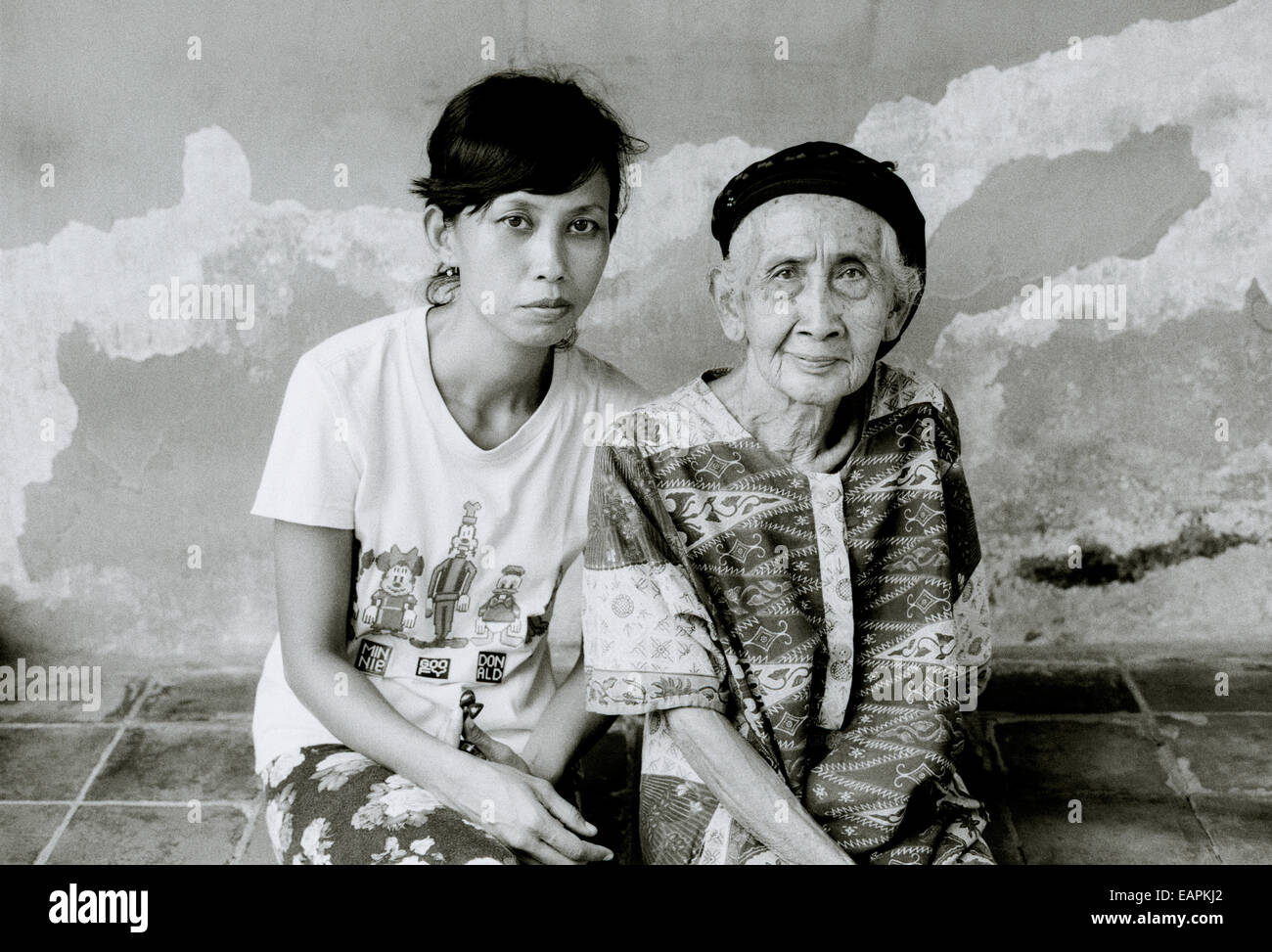 Vieille dame et son arrière petite-fille de Yogyakarta à Java en Indonésie en Asie du Sud-Est Extrême-Orient. Le peuple indonésien reportage Voyage Photojournalisme Banque D'Images