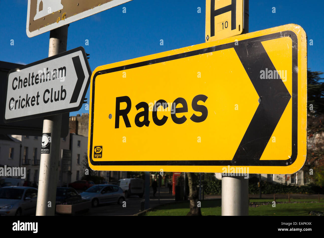 Dans Cheltenham GLOUCESTERSHIRE England UK signe pour les courses Banque D'Images