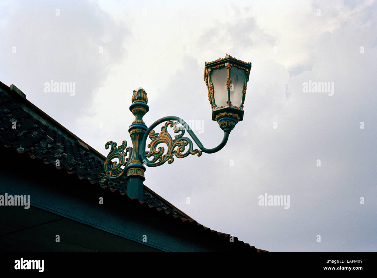 La photographie documentaire - old fashioned urbain street light à Kota Gede à Yogyakarta en Java en Indonésie Asie du Sud-Est Extrême-Orient. Banque D'Images